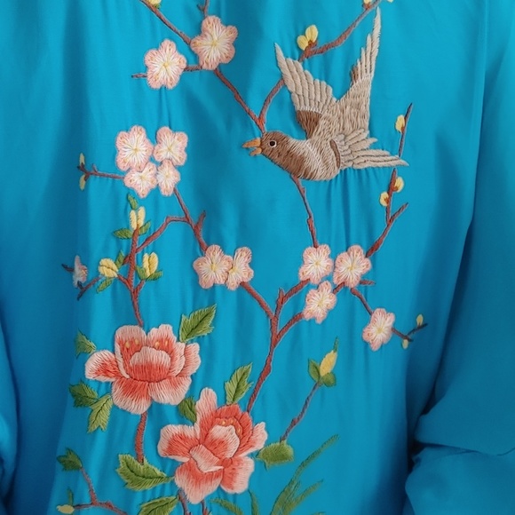 Silky blue robe with embroidered flowers - Picture 3 of 5